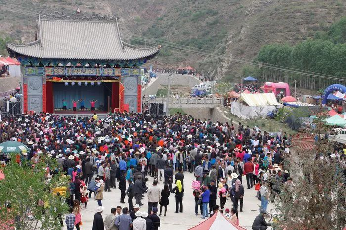 庙会期间的各种文艺表演庙会俯瞰图近年来,甘肃仟汇文化旅游有限责任